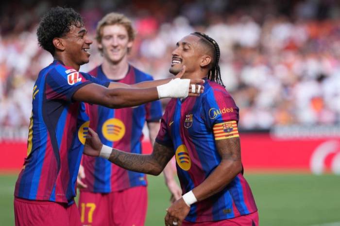 Yamal mừng bàn thắng cùng đồng đội Raphinha trong trận Valencia - Barca tại La Liga, trên sân Mestalla, Valencia, Tây Ban Nha, ngày 6/9/2026. Ảnh: AP