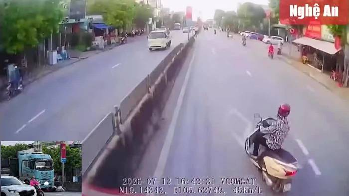 Người phụ nữ đi xe máy biến mất trước đầu xe tải