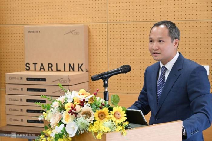 Giám đốc Quốc gia Starlink Việt Nam - Nguyễn Minh Đức tại lễ bàn giao 254 bộ thiết bị và gói dịch vụ Internet vệ tinh. Ảnh: Trọng Đạt
