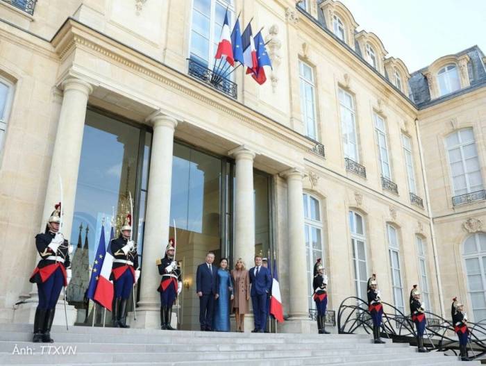 Tổng thống Pháp Emmanuel Macron và phu nhân đón Tổng Bí thư, Chủ tịch nước Tô Lâm và phu nhân tại Điện Elysee. Ảnh: TTXVN