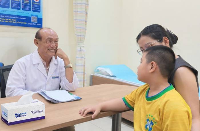 Bé Lợi tái khám cùng PGS.TS.BS Vũ Lê Chuyên vào giữa tháng 9/2026. Ảnh: Bệnh viện Đa khoa Tâm Anh