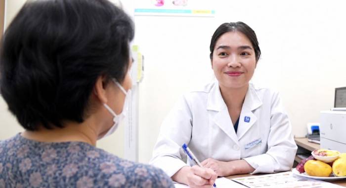 Bác sĩ Khoa Dinh dưỡng đang tư vấn chế độ ăn uống cho người bệnh. Ảnh: Bệnh viện Đa khoa Tâm Anh