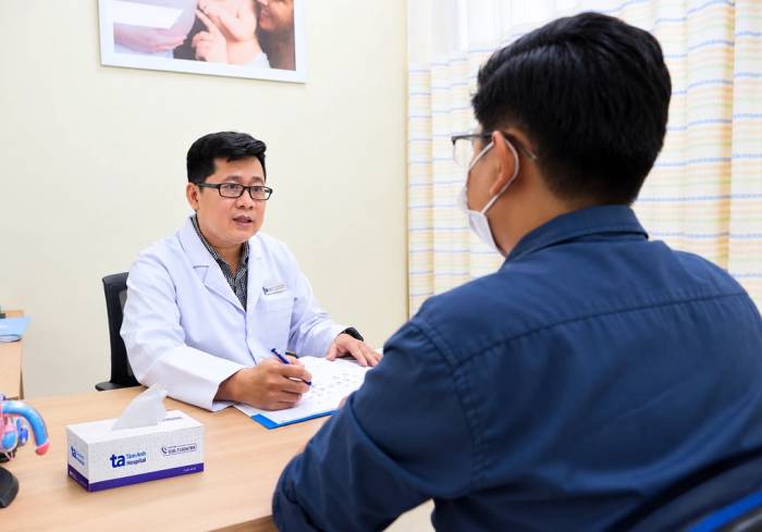 ThS.BS.CKII Dương Quang Huy tư vấn sức khỏe sinh sản cho nam giới. Ảnh: IVF Tâm Anh