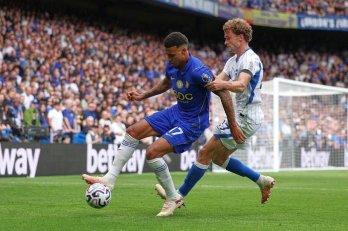 Mats Wieffer (phải) tranh bóng với Morgan Rogers trong trận Brighton gặp Chelsea tại Ngoại hạng Anh trên sân Stamford Bridge, London, ngày 30/8/2026. Ảnh: AP