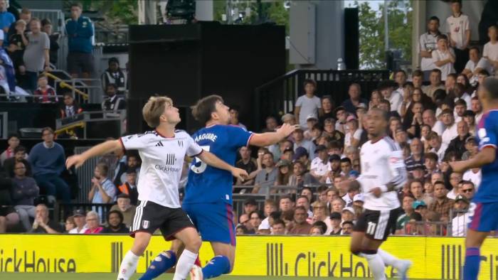 Pha va chạm giữa Cesar Palacios và Harry Maguire. Ảnh: Sky Sports