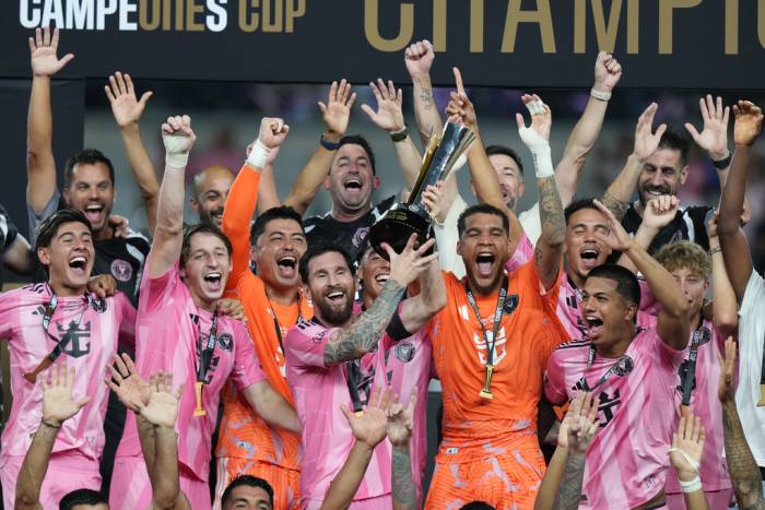 Lionel Messi ăn mừng cùng đồng đội sau khi đánh bại Cruz Azul ở trận Campeones Cup tại sân Nu, Miami, bang Florida, Mỹ, ngày 16/9/2026. Ảnh: AP