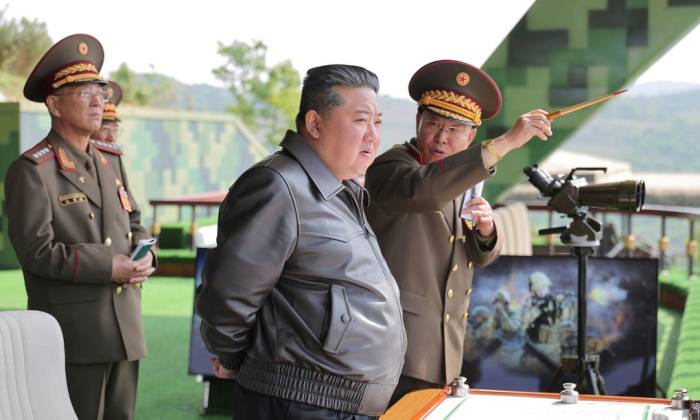 Lãnh đạo Triều Tiên Kim Jong-un thị sát một cuộc tập trận quân sự năm ngoái. Ảnh: KCNA