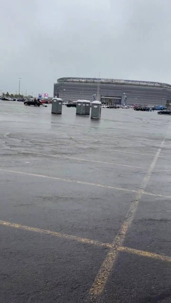 Toilet 'bỏ chạy' vì gió lớn ở sân vận động MetLife