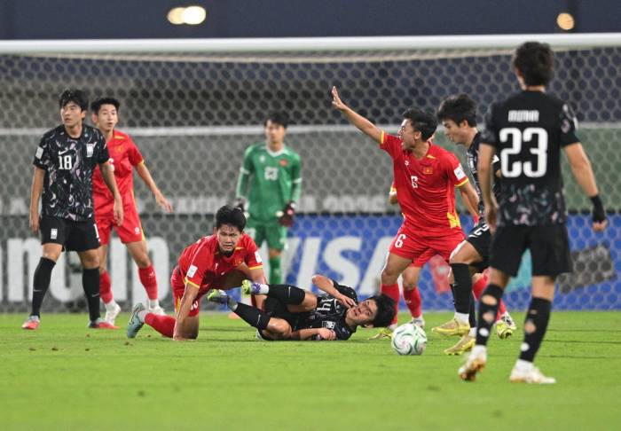Việt Nam (áo đỏ) hòa Hàn Quốc 2-2, rồi thắng luân lưu 7-6 ở trận tranh HC đồng U23 châu Á 2026, trên sân King Abdullah Sports City, Arab Saudi ngày 23/1/2026. Ảnh: AFC