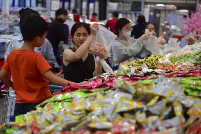 Các mặt hàng bánh kẹo tại siêu thị. Ảnh: Thanh Tùng