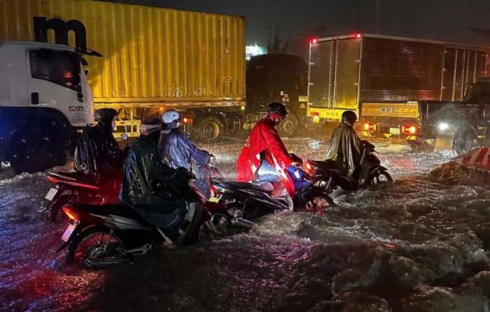 Mưa lớn ngây ngập trên quốc lộ 51 tối 10/9. Ảnh: Thái Hà