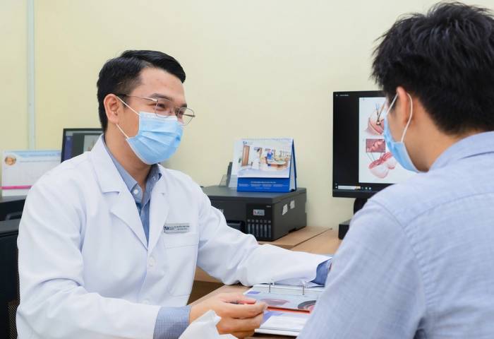 Bác sĩ Nguyễn Công Danh tư vấn cho anh Minh. Ảnh: Bệnh viện Đa khoa Tâm Anh