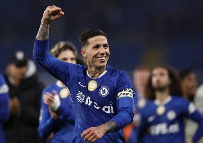 Enzo Fernandez, đeo băng thủ quân, vui mừng sau trận Chelsea gặp Tottenham ở Ngoại hạng Anh trên sân Stamford Bridge, London, Anh ngày 19/5/2026. Ảnh: Reuters