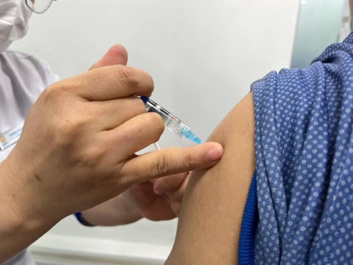 Minh tiêm vaccine viêm gan phối hợp AB mũi thứ ba phòng bệnh tại VNVC Phan Thiết khi về thăm nhà dịp nghỉ lễ. Ảnh: Diệu Thuần