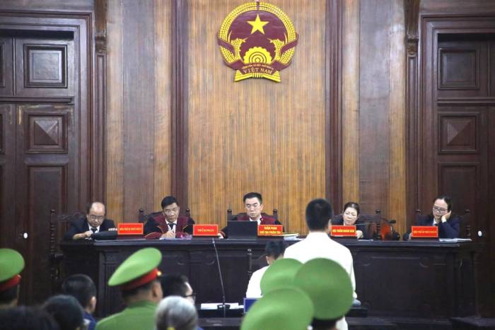 HĐXX thẩm vấn bị cáo. Ảnh: Phạm Hải