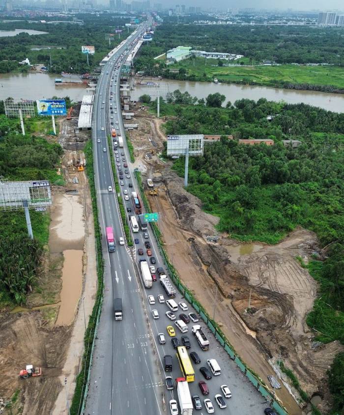 Dòng xe ùn ứ kéo dài trên cao tốc TP HCM - Long Thành. Ảnh: Hồ Đình