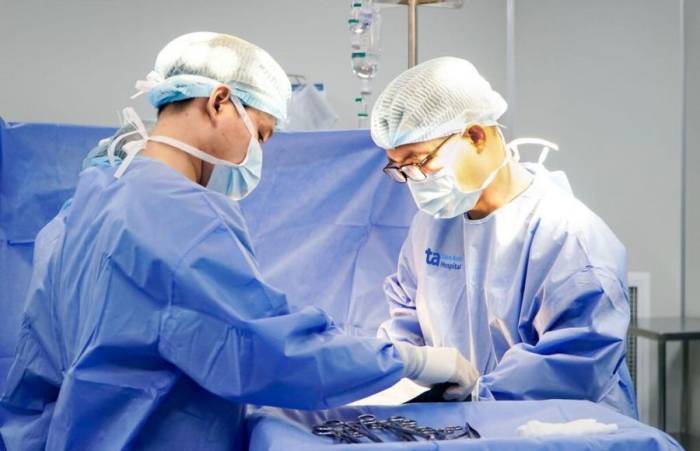 Êkíp Sản khoa mổ lấy thai cho sản phụ. Ảnh: Bệnh viện Đa khoa Tâm Anh