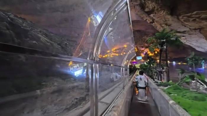 Trượt máng trong hang 3 triệu năm ở Trung Quốc