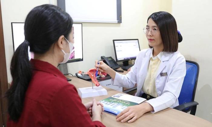 Nếu tình trạng đau bụng kinh dữ dội, kéo dài và không đáp ứng với thuốc giảm đau, nên đến khám tại chuyên khoa để xác định nguyên nhân. Ảnh: Bệnh viện Đa khoa Tâm Anh