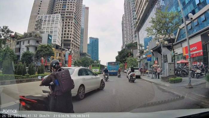 Cô gái đi xe máy tông vào đuôi xe Mercedes vội bỏ đi