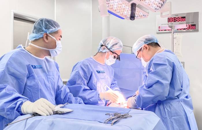 Bác sĩ Hoài (giữa) cùng êkíp phẫu thuật cắt tuyến giáp triệt căn ung thư cho người bệnh. Ảnh: Bệnh viện Đa khoa Tâm Anh