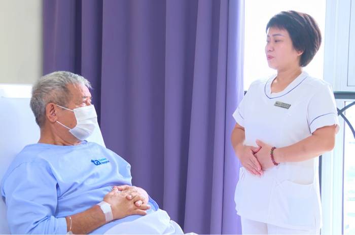 Nhân viên y tế hướng dẫn ông Luân tập phục hồi sớm sau phẫu thuật. Ảnh: Bệnh viện Đa khoa Tâm Anh