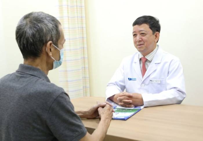 Anh Dân tái khám sau phẫu thuật cắt 3 khối u ác tính. Ảnh: Bệnh viện cung cấp