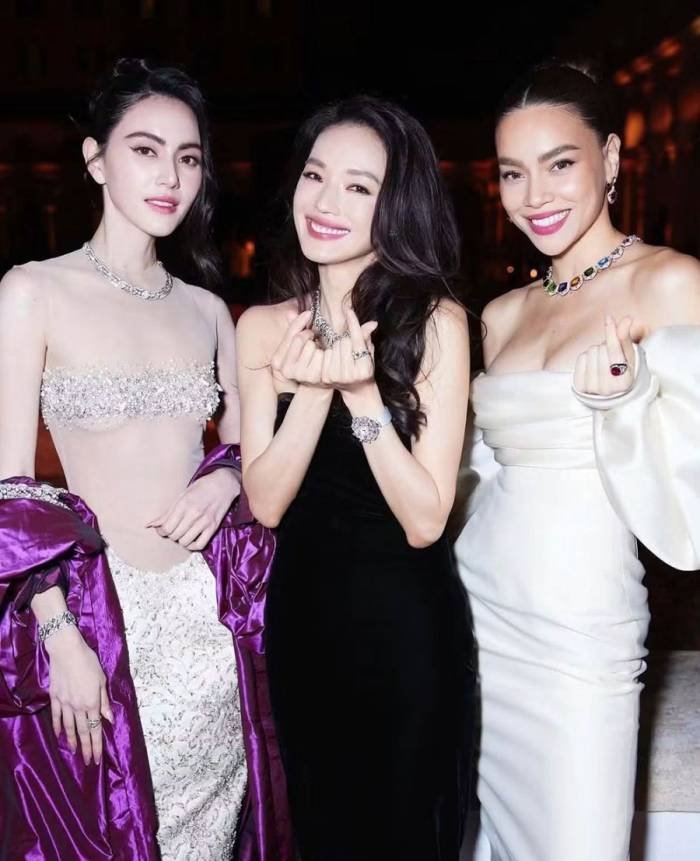 Diễn viên người Hoa Thư Kỳ (giữa) từng đăng ảnh gốc khi gặp Hồ Ngọc Hà (phải) và diễn viên Thái Mai Davika tại sự kiện. Ảnh: Weibo