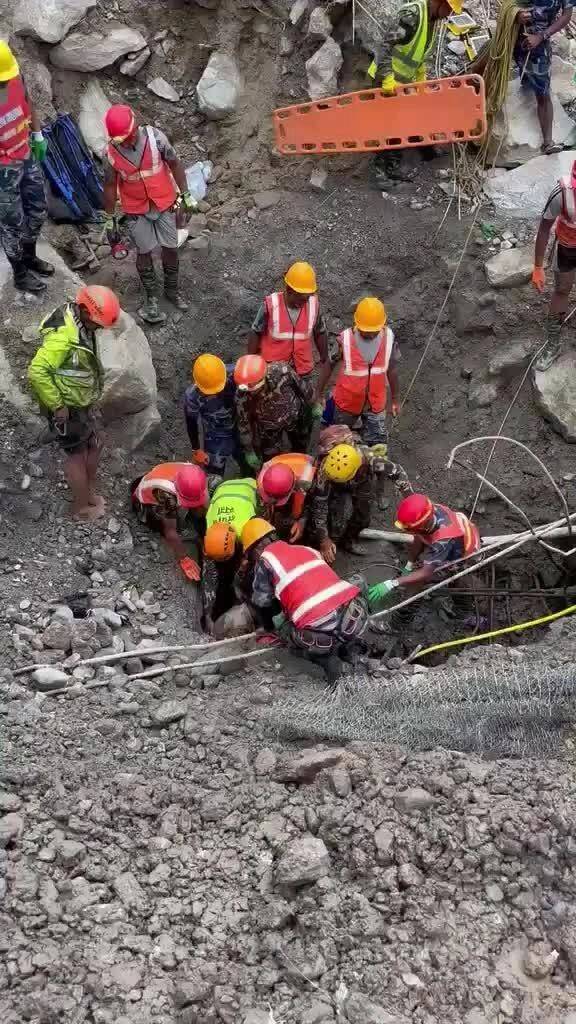 Giải cứu hai công nhân mắc kẹt trong đường hầm Nepal