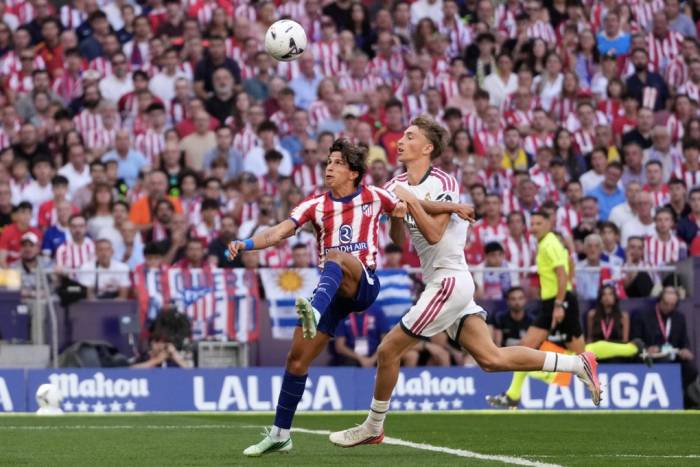 Dean Huijsen kéo ngã Giuliano Simeone trong vòng cấm, khiến Real Madrid chịu phạt đền. Ảnh: AP