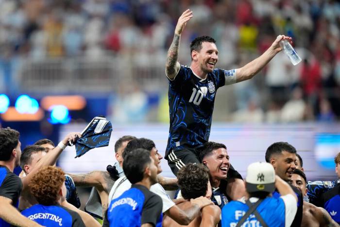 Lionel Messi cùng các đồng đội ăn mừng sau trận Argentina thắng Anh 2-1 ở bán kết World Cup 2026 trên sân Atlanta, Mỹ ngày 15/7. Ảnh: AP