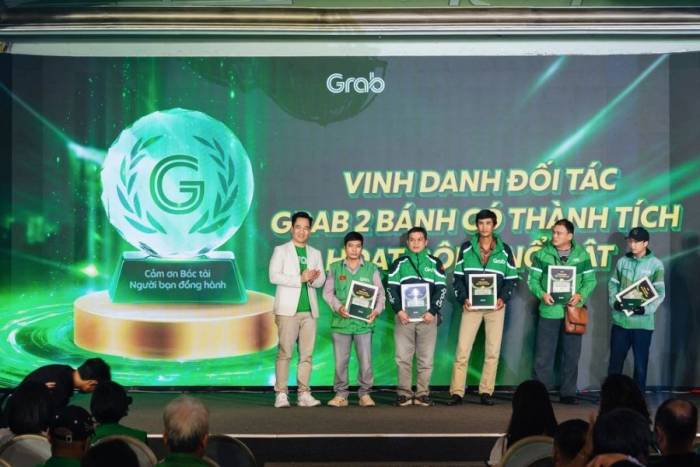 Các bác tài có thành tích hoạt động nổi bật được vinh danh tại sự kiện. Ảnh: Grab