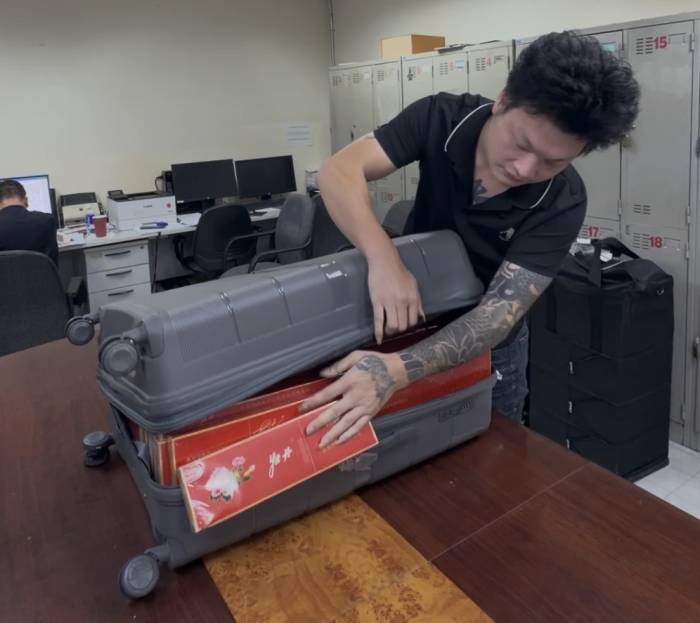 Hành lý chứa đầy thuốc lá lậu bị lực lượng chức năng phát hiện trước chuyến bay. Ảnh: Công an cung cấp