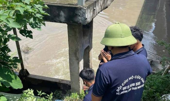 Cống thoát nước từ phố Viên ra sông Nhuệ, nơi tìm thấy thi thể nam sinh. Ảnh: Xuân Hoa