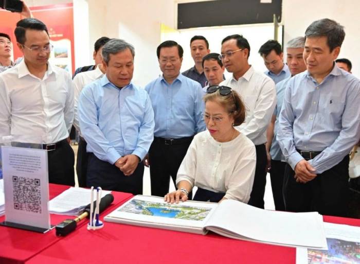 Chủ tịch UBND thành phố Hà Nội Vũ Đại Thắng trò chuyện cùng bà Nguyễn Thị Kim Anh, sáng 12/9. Ảnh: Hoàng Phong