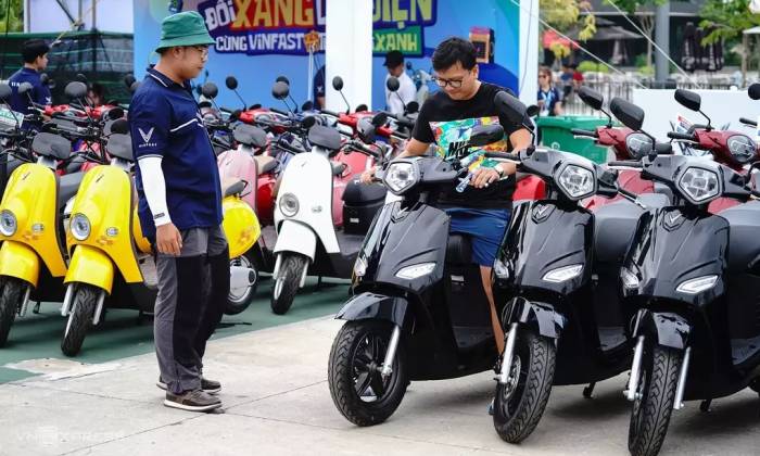 Người dân tham khảo xe máy điện tại một sự kiện ở TP HCM, tháng 7/2025. Ảnh: Quốc Huy