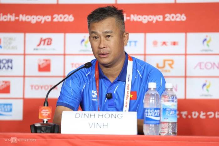 HLV Đinh Hồng Vinh của Việt Nam dự họp báo sau trận hòa Kuwait 1-1 ở lượt ra quân bảng C bóng đá nam ASIAD 2026, trên sân Nagoya Minato, Nhật Bản ngày 15/9/2026. Ảnh: Đồng Hồ