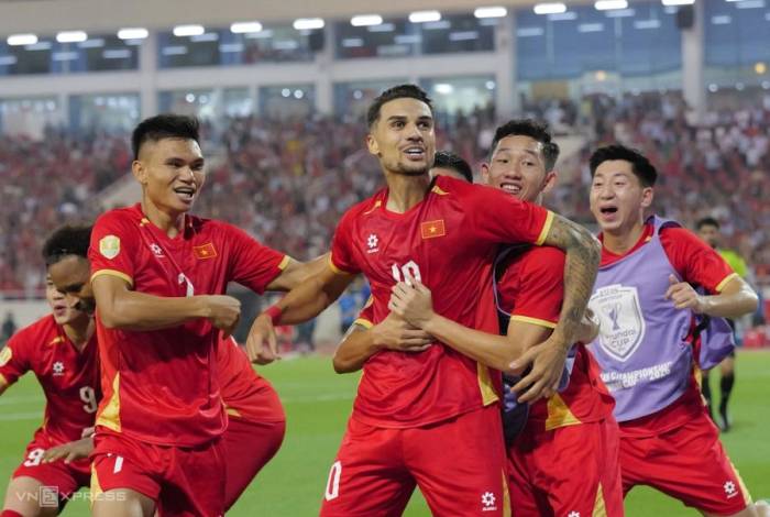 Tiền vệ Việt Nam gốc Brazil Đỗ Hoàng Hên (10) mừng bàn gỡ 1-1 trong trận Việt Nam hòa Thái Lan 2-2 ở lượt về chung kết ASEAN Cup 2026, trên sân Mỹ Đình, Hà Nội ngày 26/8/2026. Ảnh: Ngọc Thành