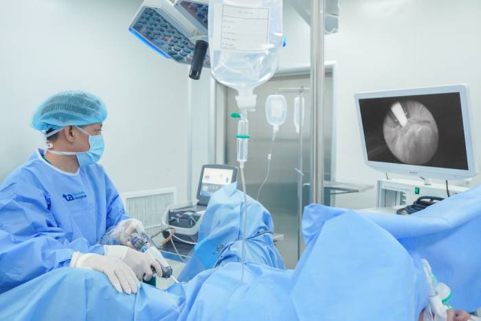 Bác sĩ Cương điều trị phì đại tuyến tiền liệt cho ông Nam bằng liệu pháp hơi nước. Ảnh: Bệnh viện Đa khoa Tâm Anh