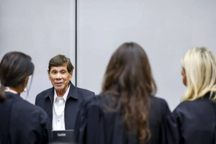 Cựu tổng thống Philippines Rodrigo Duterte giao tiếp với các luật sư tại ICC ngày 16/9. Ảnh: AFP