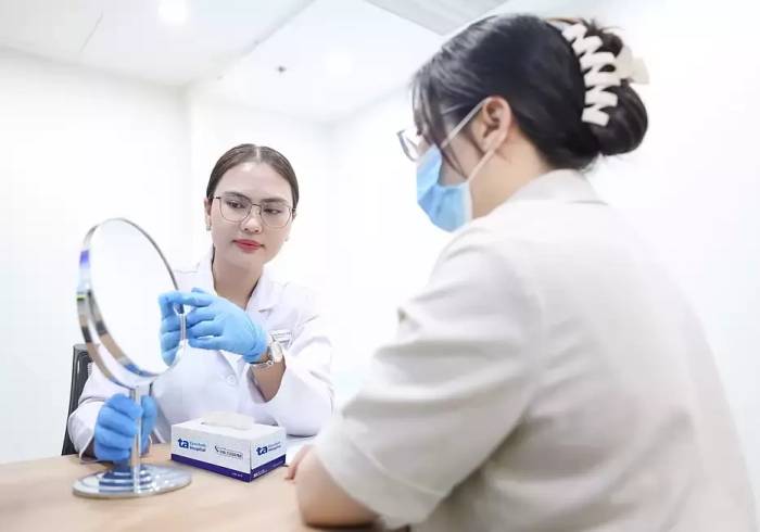 Bác sĩ Bệnh viện Đa khoa Tâm Anh đang tư vấn cho bệnh nhân. Ảnh Bệnh viện cung cấp