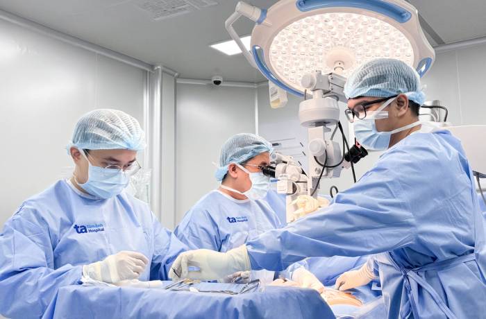 Bác sĩ Danh (phải) cùng êkíp thực hiện vi phẫu micro-TESE tìm tinh trùng của người bệnh. Ảnh: Bệnh viện Đa khoa Tâm Anh