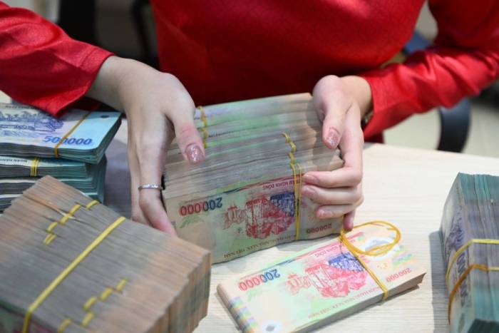 Giao dịch tiền mặt tại một ngân hàng. Ảnh: Giang Huy