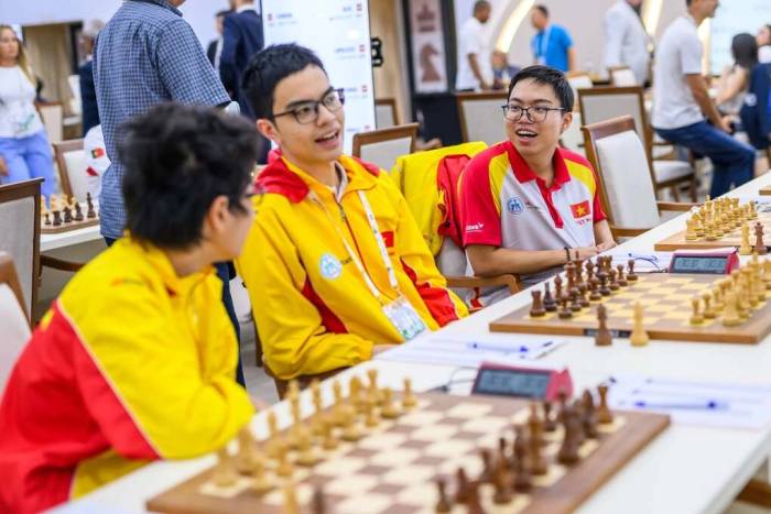 Đầu Khương Duy, Bành Gia Huy và Nguyễn Quốc Hy (từ trái sang) tại Olympiad cờ vua tại Samarkand, Uzbekistan ngày 25/9/2026. Ảnh: FIDE