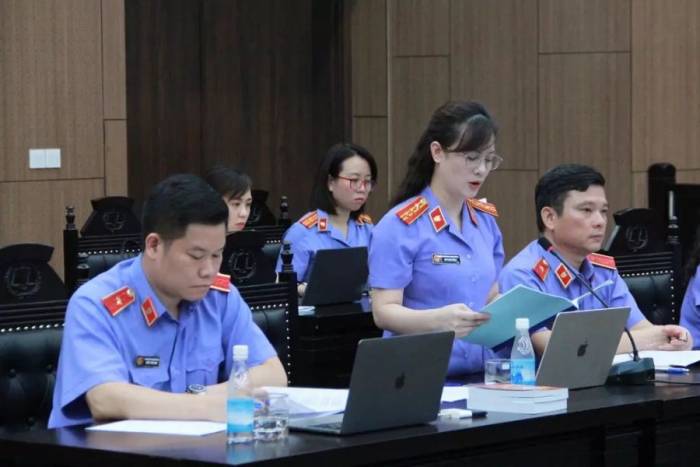 Đại diện VKSND Hà Nội tranh tụng tại phiên tòa tại TAND Hà Nội, tháng 9/2025. Ảnh: Danh Lam