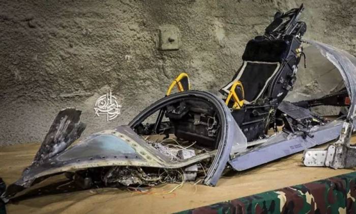 Mảnh vỡ của tiêm kích F-15E Mỹ được Iran trưng bày trong triển lãm ngày 7/8. Ảnh: Tasnim