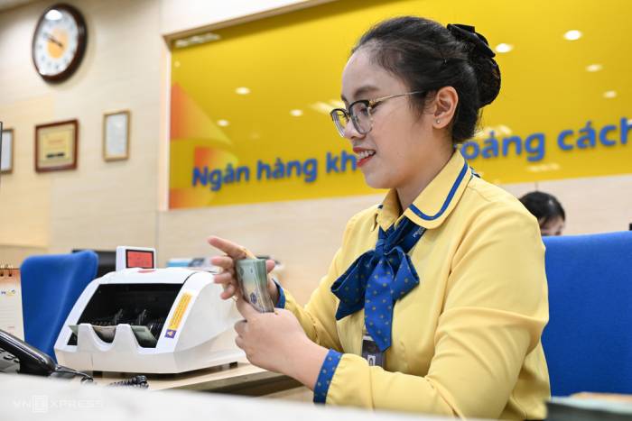 Giao dịch tại một ngân hàng thương mại. Ảnh: Giang Huy
