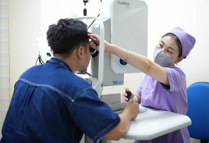 Kỹ thuật viên Trung tâm Mắt công nghệ cao đang đo mắt cho một người bệnh. Ảnh minh họa: Bệnh viện Đa khoa Tâm Anh