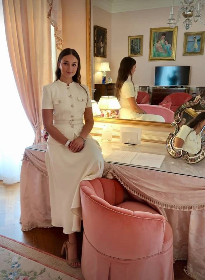 Bộ trang phục màu trắng tôn lên vẻ đẹp thanh lịch của thiếu nữ Arabella 15 tuổi. Ảnh: X/Ivanka Trump