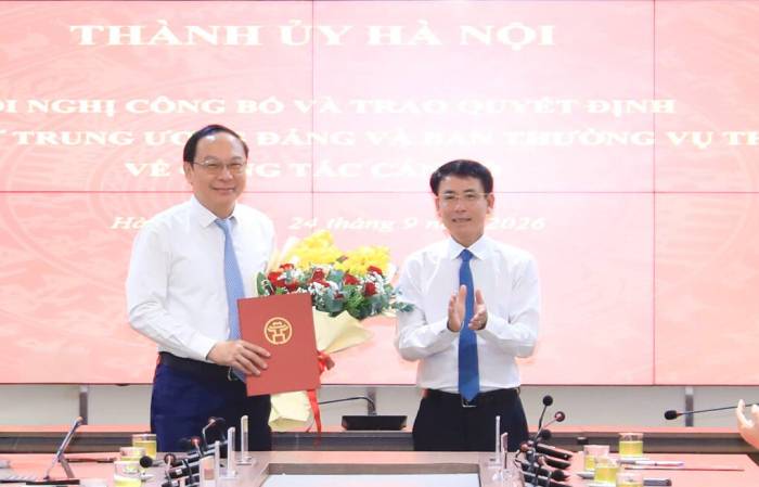 Phó Bí thư Thành ủy Hà Nội Nguyễn Trọng Đông trao Quyết định của Ban Bí thư Trung ương Đảng  cho ông Lê Công Thành, sáng 24/9. Ảnh: Hoàng Phong